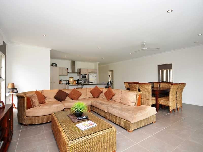 11 Laura Place, Varsity Lakes QLD 4227