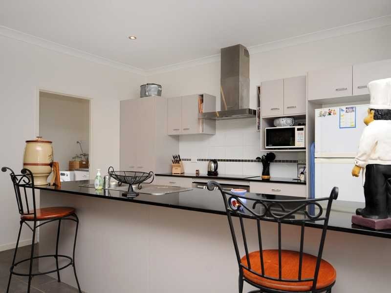 11 Laura Place, Varsity Lakes QLD 4227