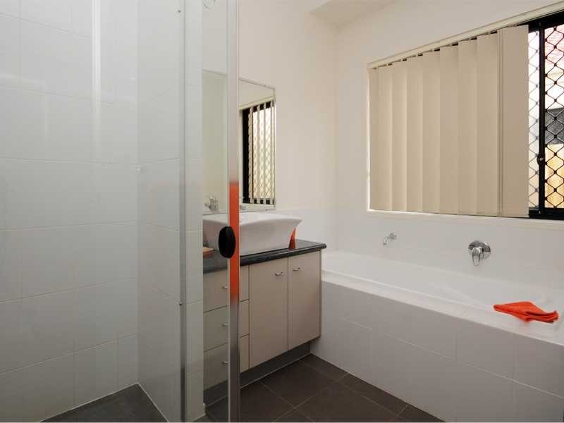 11 Laura Place, Varsity Lakes QLD 4227