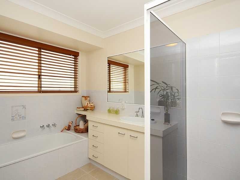 8 Woodstone Court, Varsity Lakes QLD 4227