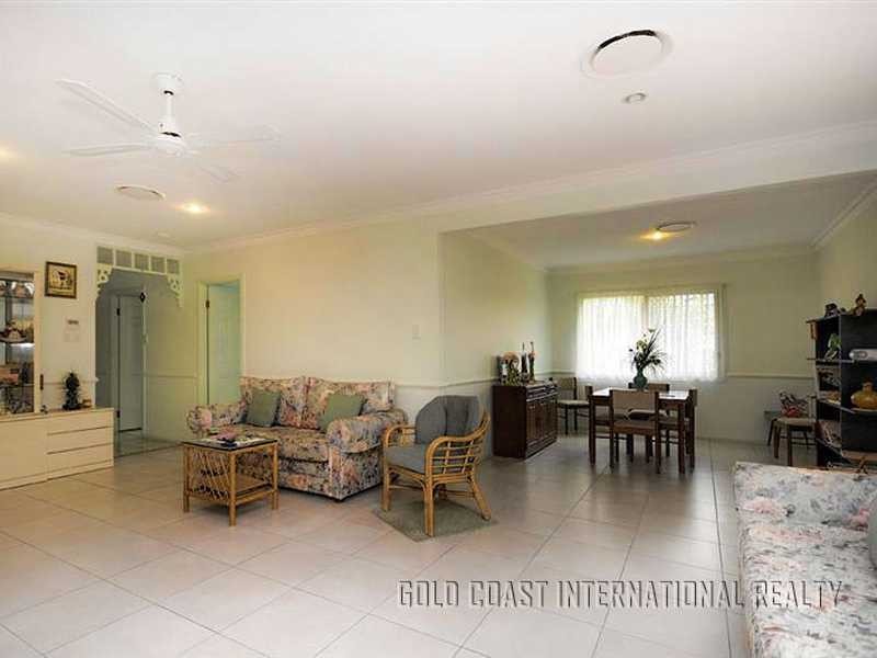 1/11 Massachusetts Ave, Varsity Lakes QLD 4227