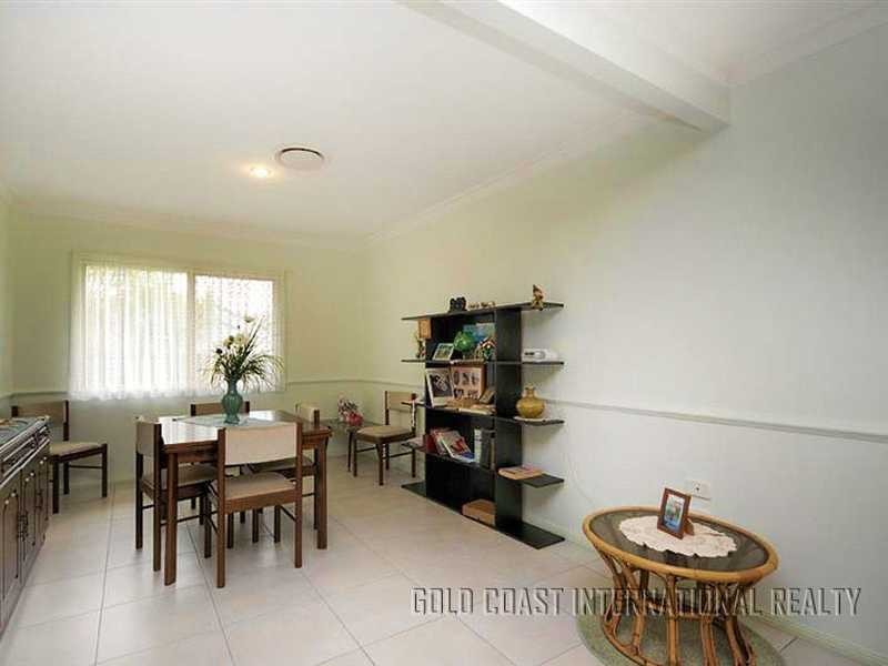 1/11 Massachusetts Ave, Varsity Lakes QLD 4227