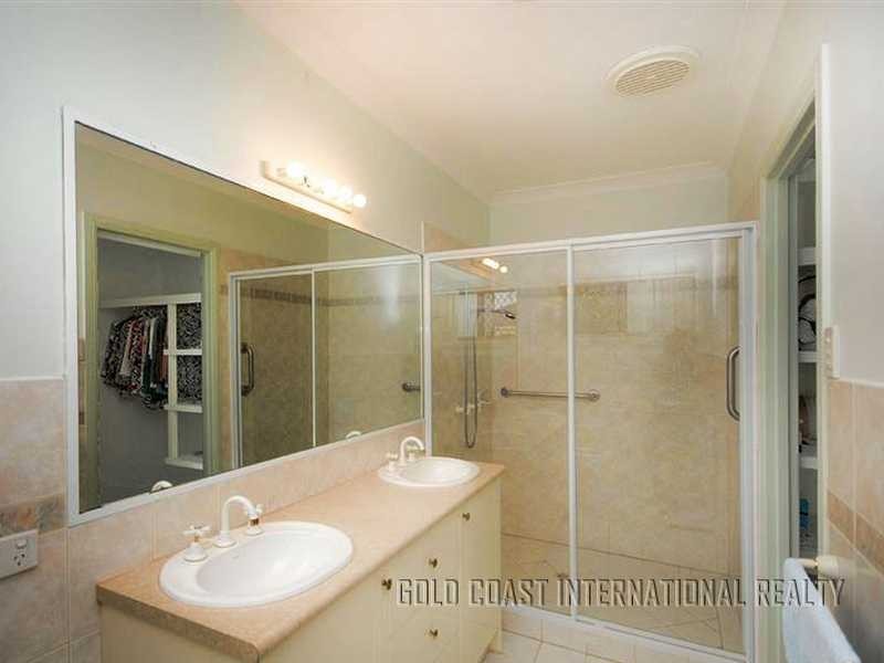 1/11 Massachusetts Ave, Varsity Lakes QLD 4227