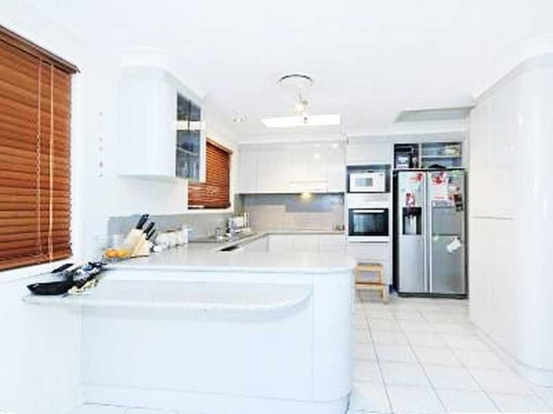 5 Falcon Court, Burleigh Waters QLD 4220