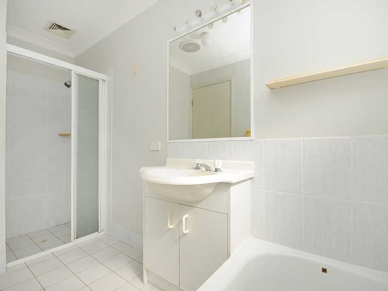 1/18 Montezuma Drive, Burleigh Waters QLD 4220