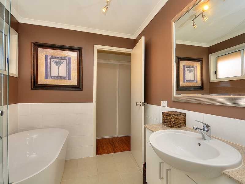 82 Cumberland Drive, Varsity Lakes QLD 4227