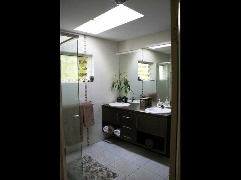 8 Aruma Avenue, Burleigh Waters QLD 4220