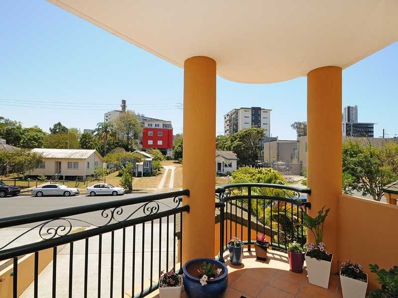 15/10-12 Spendelove Avenue, Southport QLD 4215