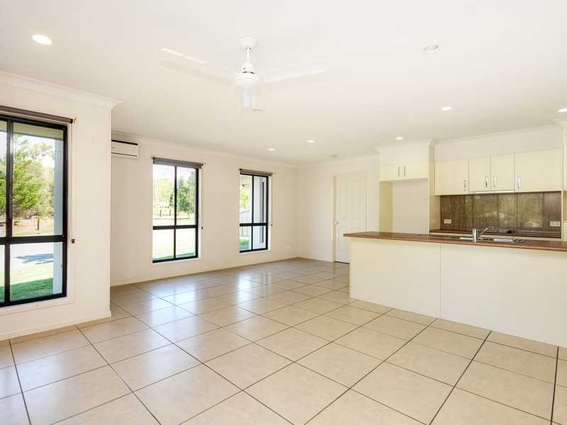 2/2 Stoneleigh Way, Holmview QLD 4207