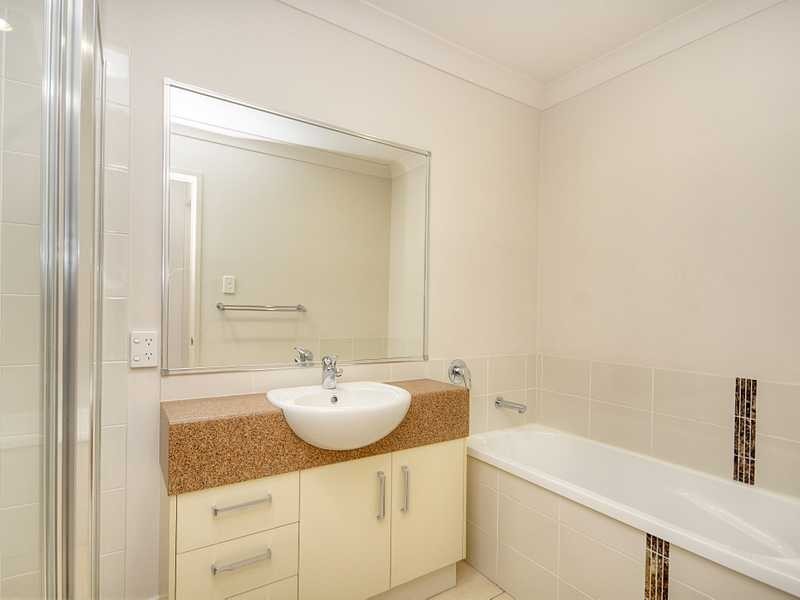 2/2 Stoneleigh Way, Holmview QLD 4207