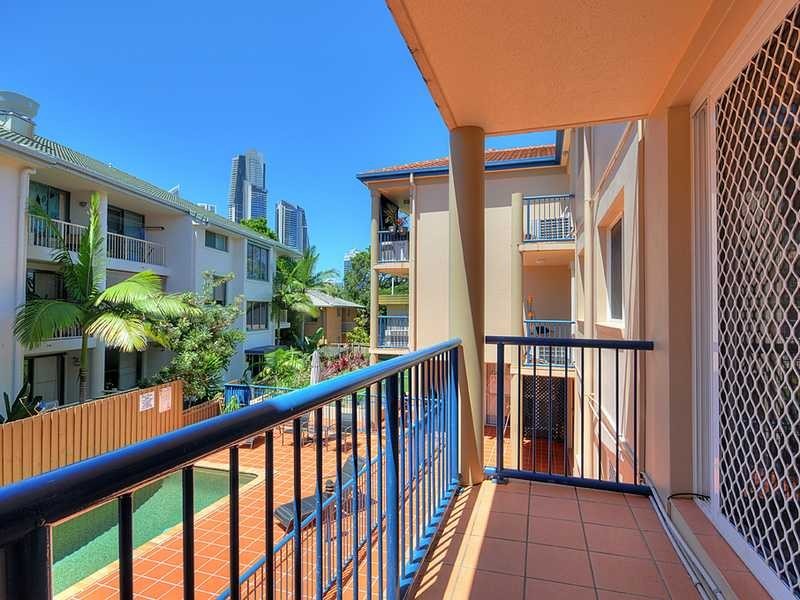 8/4 Adori Street, Chevron Island QLD 4217
