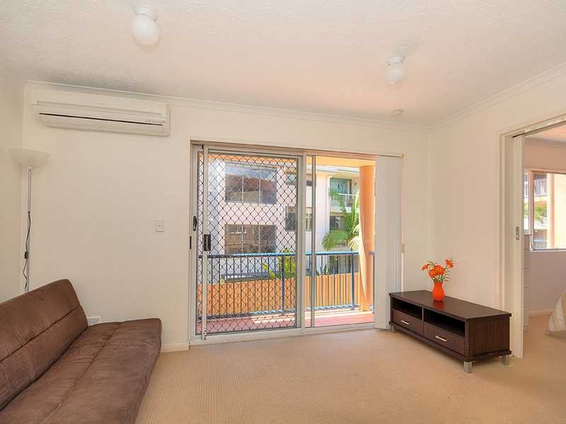 8/4 Adori Street, Chevron Island QLD 4217