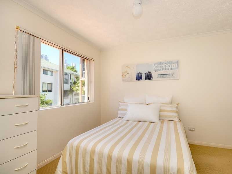 8/4 Adori Street, Chevron Island QLD 4217