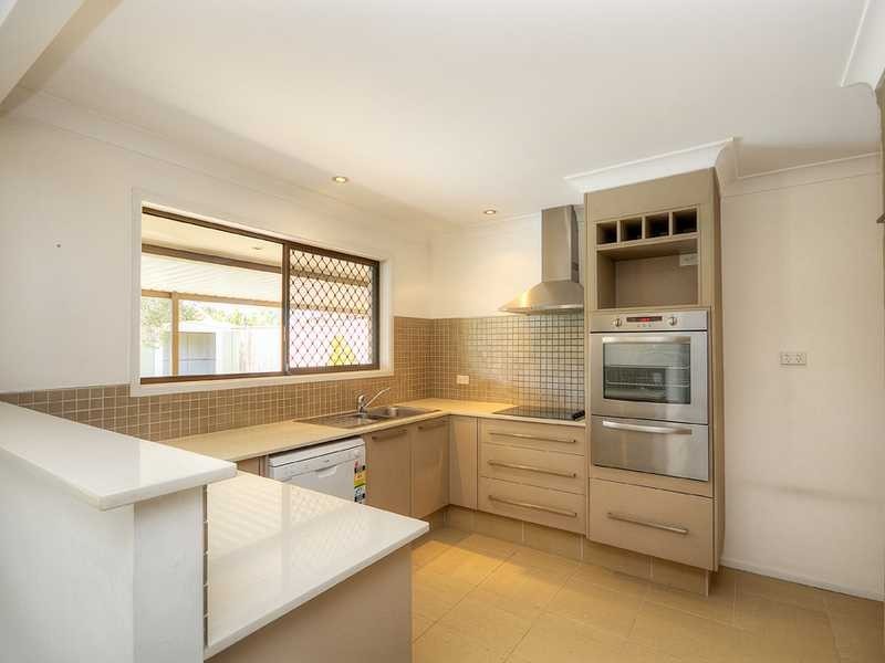 28 Redleaf Court, Burleigh Waters QLD 4220