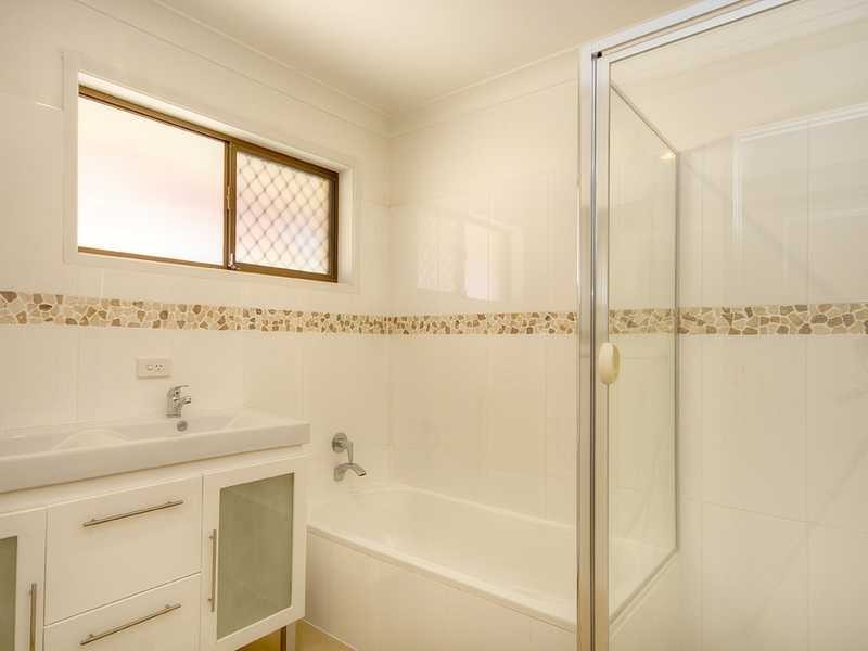 28 Redleaf Court, Burleigh Waters QLD 4220