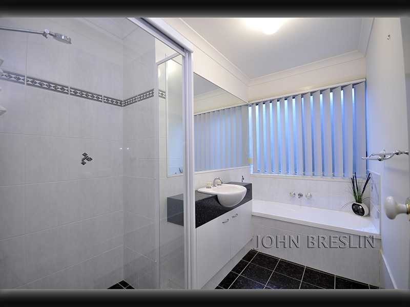 24 Hillridge Crescent, Varsity Lakes QLD 4227