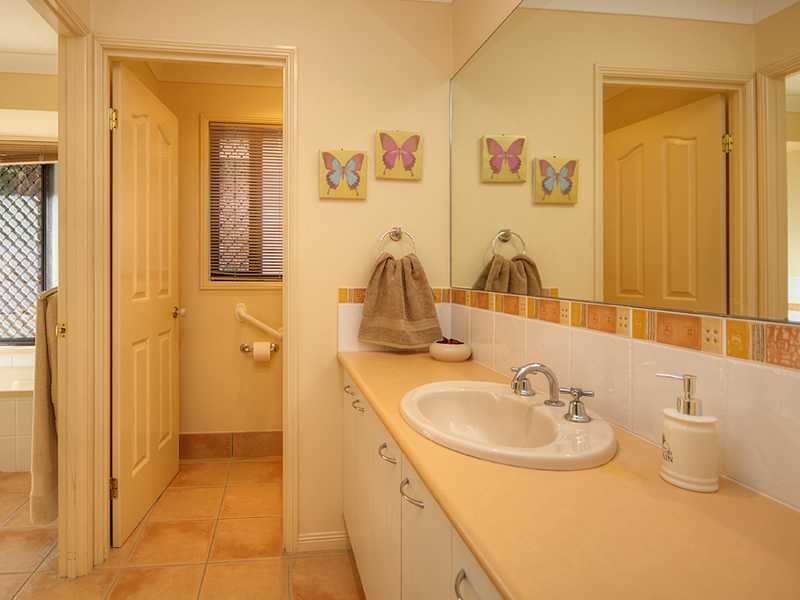2 Marriott Way, Highland Park QLD 4211