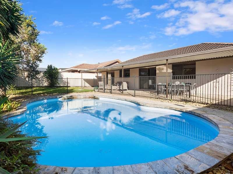 28 Redleaf Court, Burleigh Waters QLD 4220