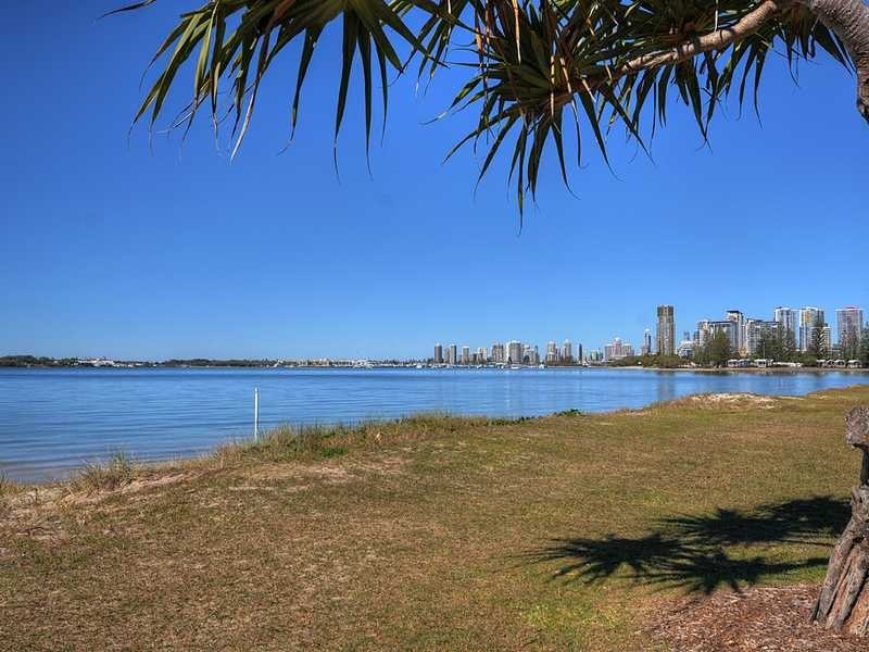 Unit/2/31 Frank Street, Labrador QLD 4215