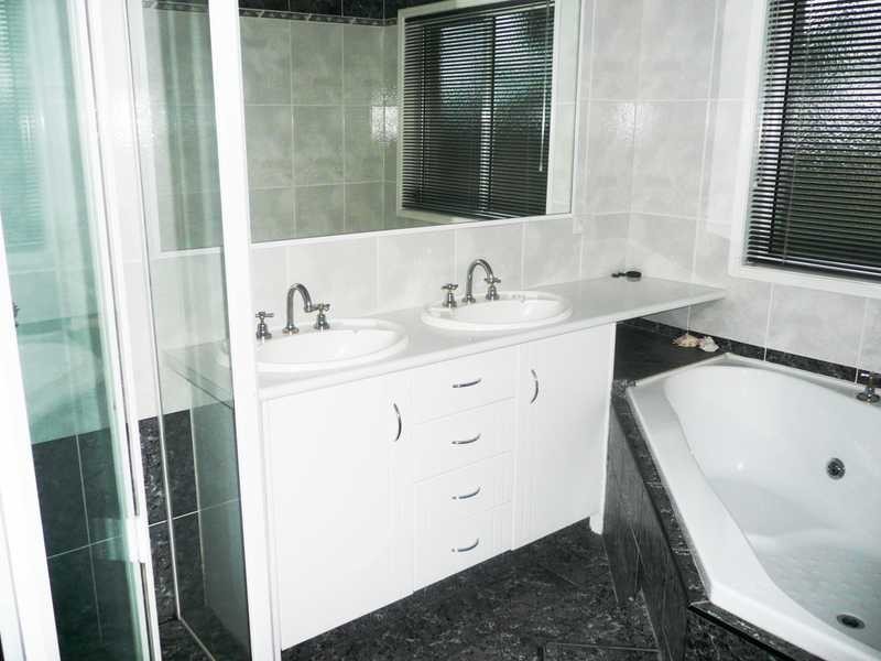 25 Gainsborough Drive, Varsity Lakes QLD 4227