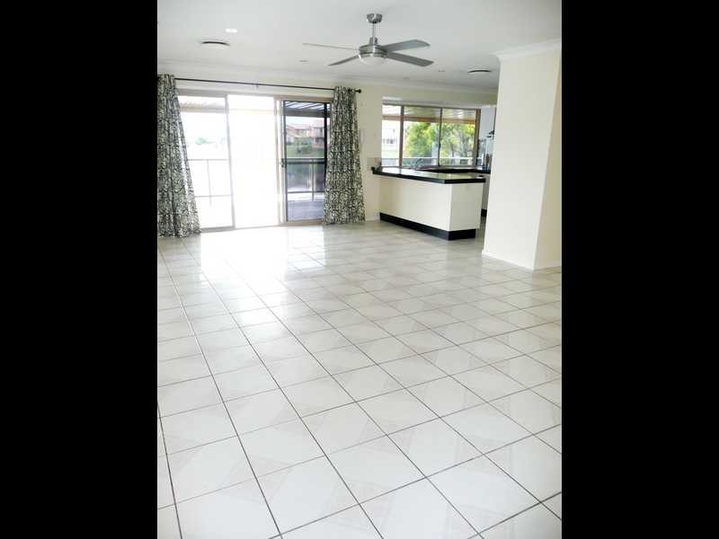 11 Silvabank Drive, Varsity Lakes QLD 4227