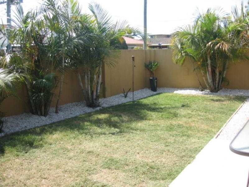 2/2 Adams Avenue, Miami QLD 4220