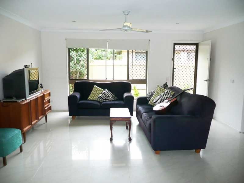 2/3 Hillstar Avenue, Burleigh Waters QLD 4220