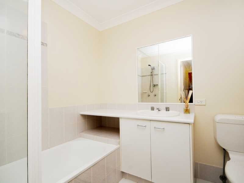 63/220 Christine Ave, Burleigh Waters QLD 4220