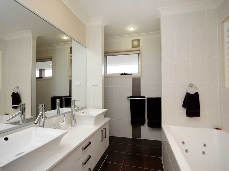 11 Frog Rock Crescent, Reedy Creek QLD 4227