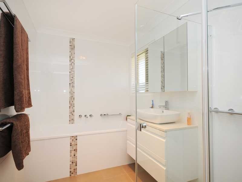 33 Lakeridge Drive, Varsity Lakes QLD 4227