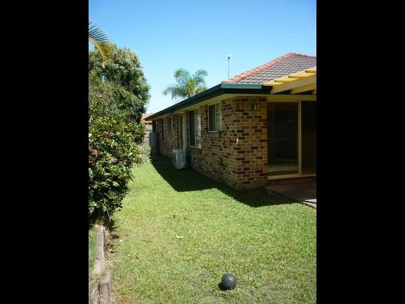 29 Whipbird Ct, Burleigh Waters QLD 4220