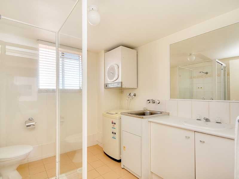 8/4 Adori Street, Chevron Island QLD 4217