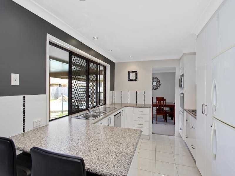 4 Honeywood Court, Burleigh Waters QLD 4220