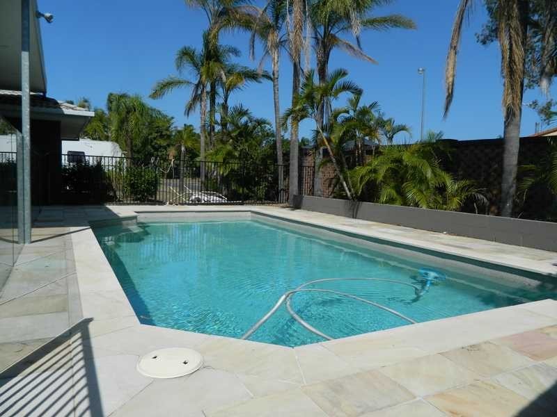 1 Yerrecoin Place, Burleigh Waters QLD 4220