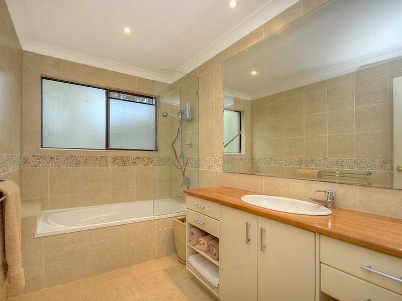 12 Cheshire Grove, Elanora QLD 4221