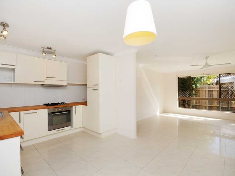 2/3 Hillstar Avenue, Burleigh Waters QLD 4220