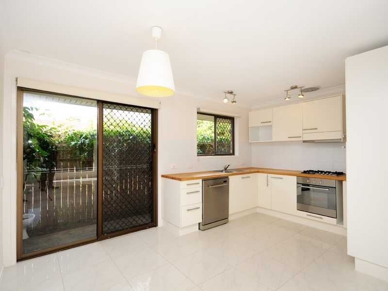 2/3 Hillstar Avenue, Burleigh Waters QLD 4220