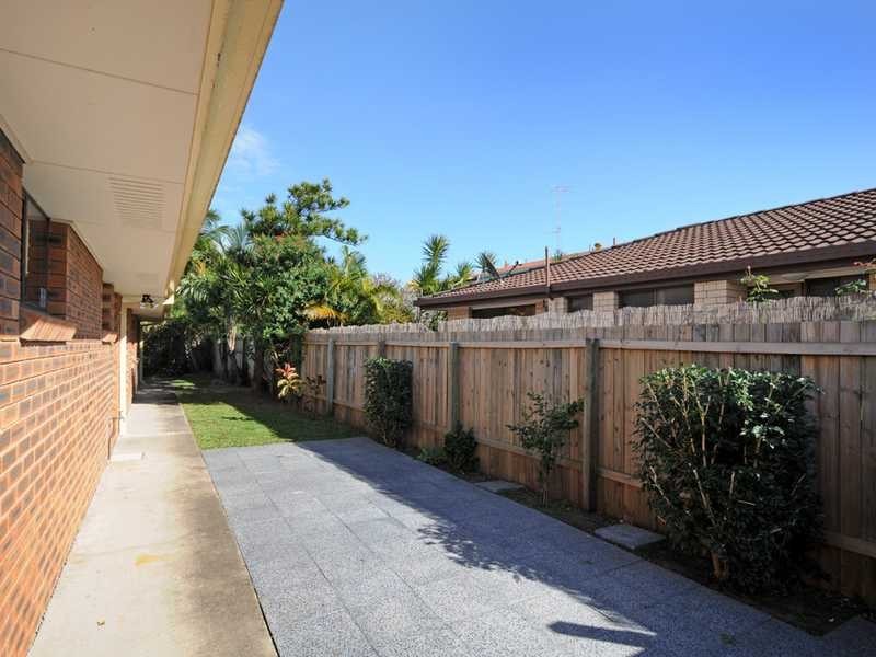 2/3 Hillstar Avenue, Burleigh Waters QLD 4220