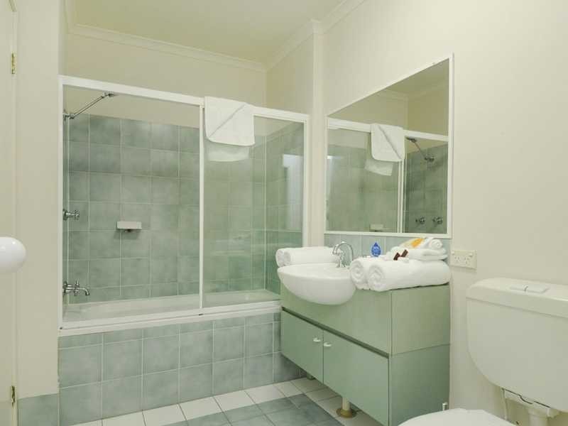 10 Alexandra Avenue, Broadbeach QLD 4218