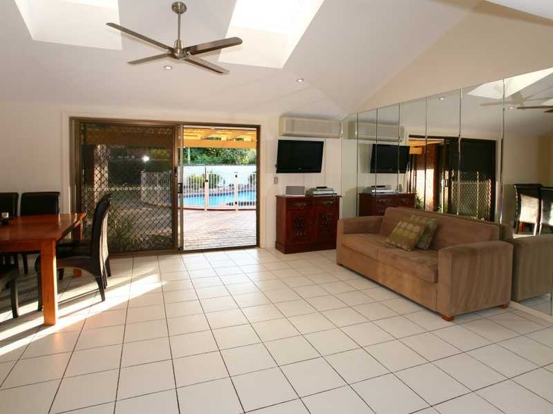 10 Long Island Court, Mermaid Waters QLD 4218