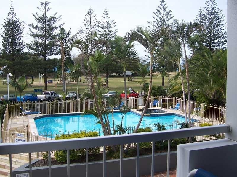 Unit 4/155 Old Burleigh Road, Broadbeach QLD 4218