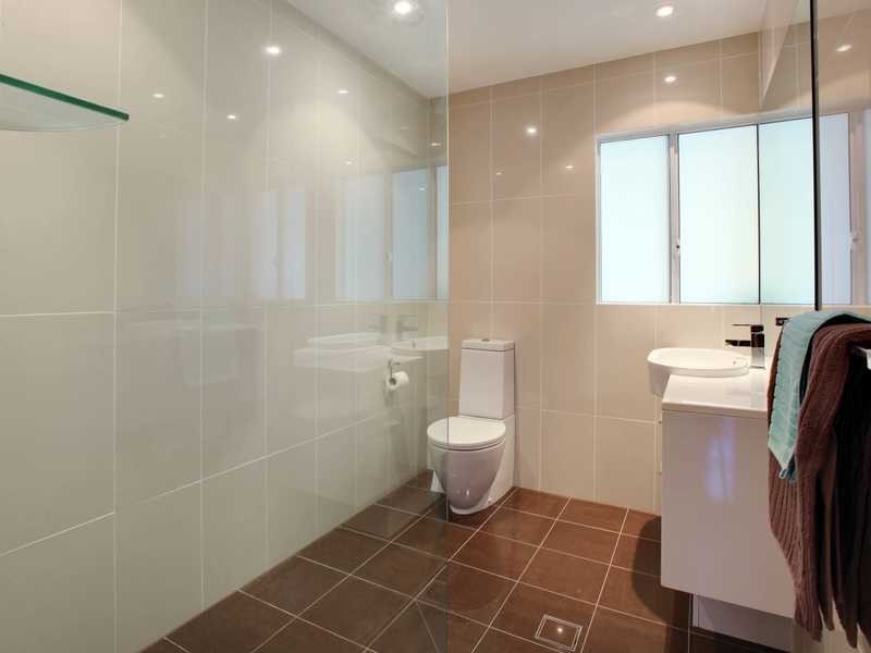 31 Albicore Street, Mermaid Waters QLD 4218