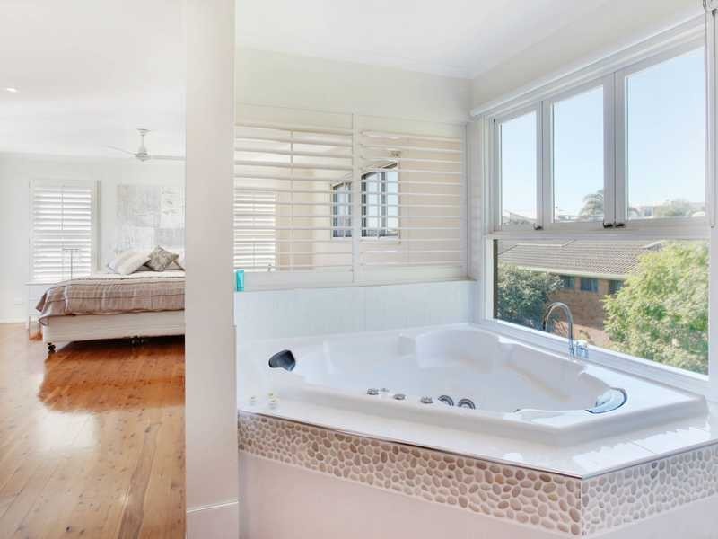 31 Albicore Street, Mermaid Waters QLD 4218