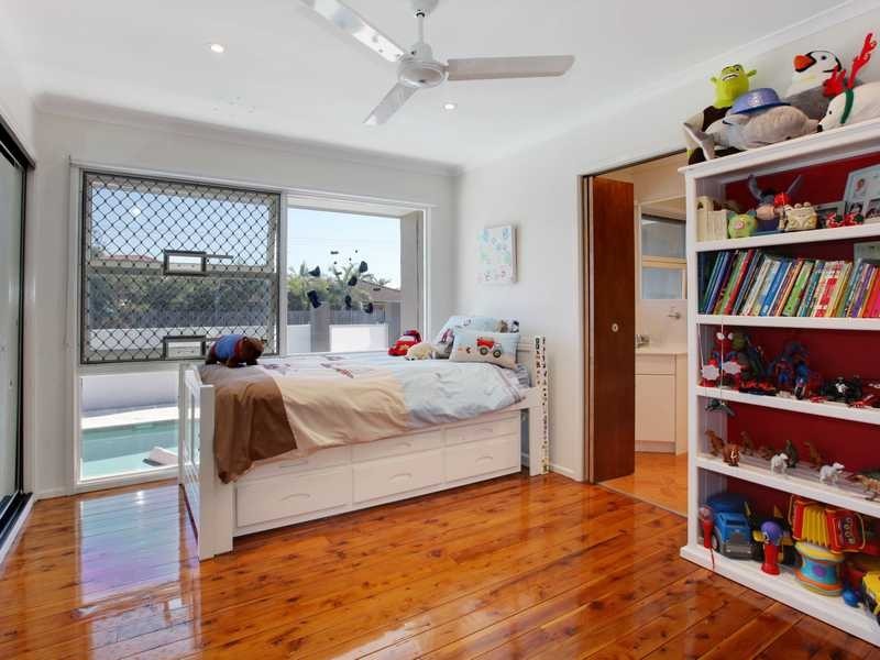31 Albicore Street, Mermaid Waters QLD 4218