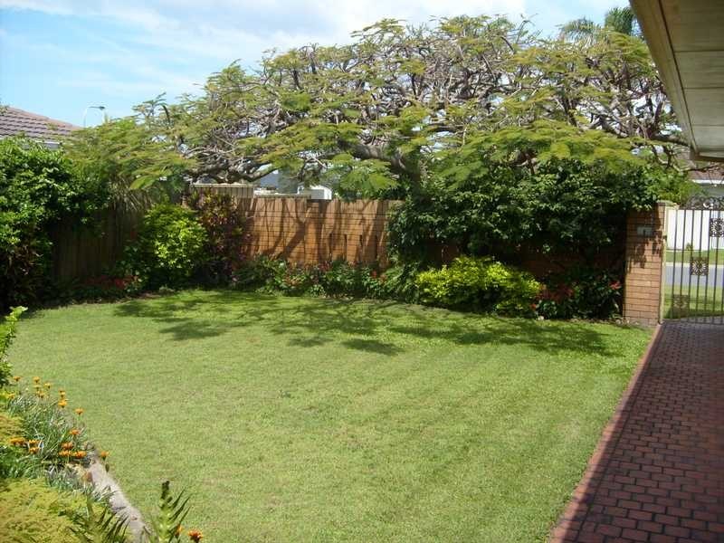 9 Peter Blondell Drive, Mermaid Waters QLD 4218