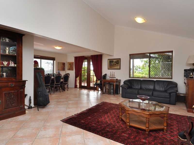 352 Bayview Street, Hollywell QLD 4216
