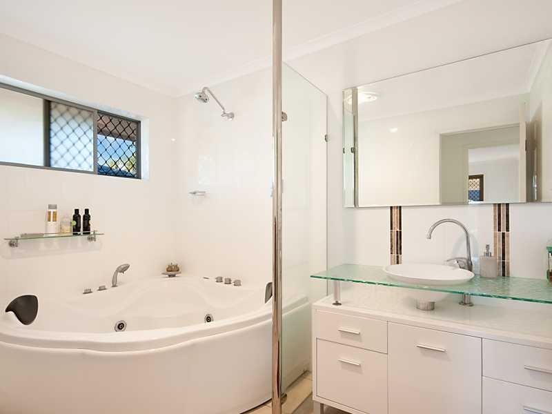 21 Fairsky Avenue, Mermaid Waters QLD 4218