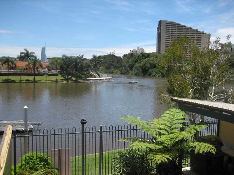4/23 Hooker Boulevard, Broadbeach Waters QLD 4218