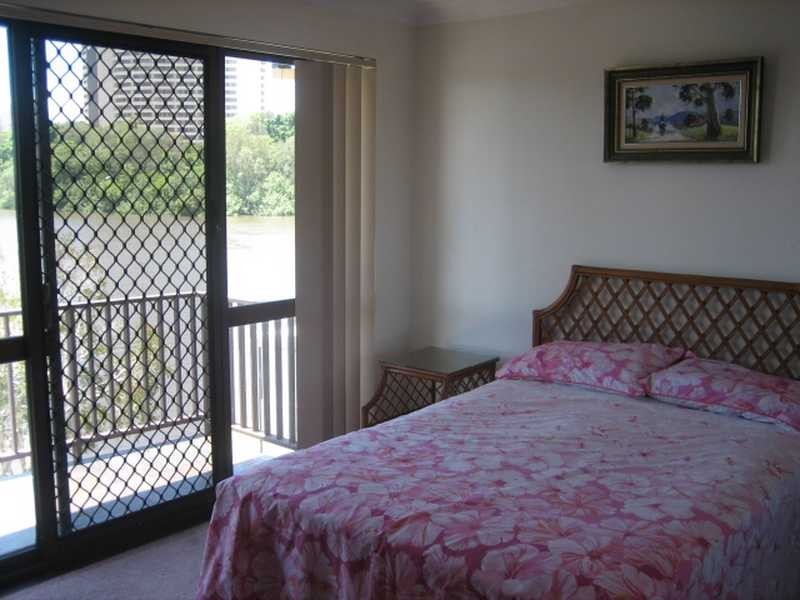 4/23 Hooker Boulevard, Broadbeach Waters QLD 4218