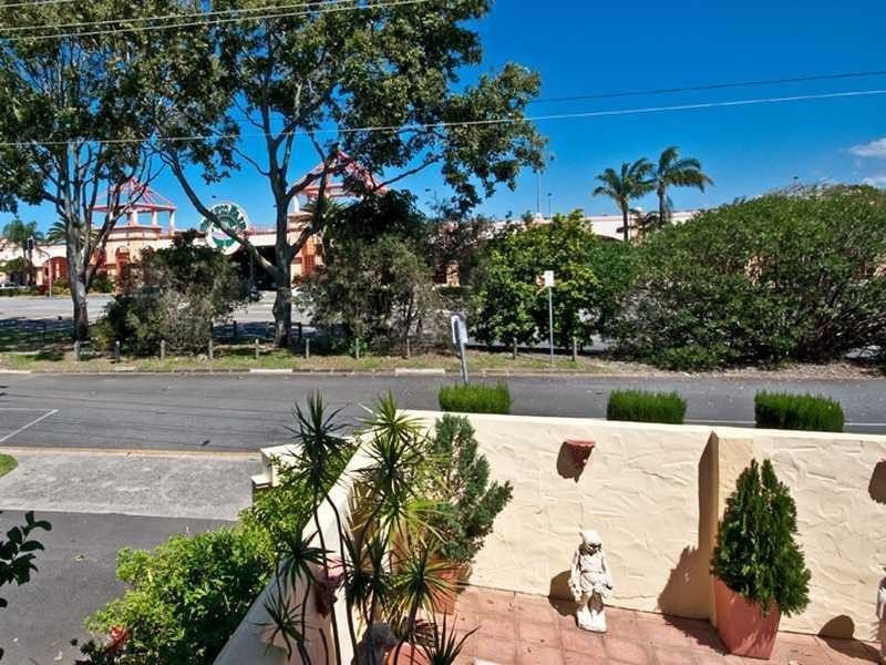 Unit 5/23 Hooker Boulevard, Broadbeach Waters QLD 4218